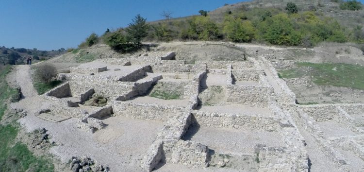 Καθηγητές αρχαιολογίας από την Αγγλία και τις Η.Π.Α. στον αρχαιολογικό χώρο Πετρών