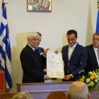 Τελετή απονομής του θυρεού της Δυτικής Μακεδονίας στον Πρόεδρο της Δημοκρατίας από το Περιφερειακό Συμβούλιο (video, pics)