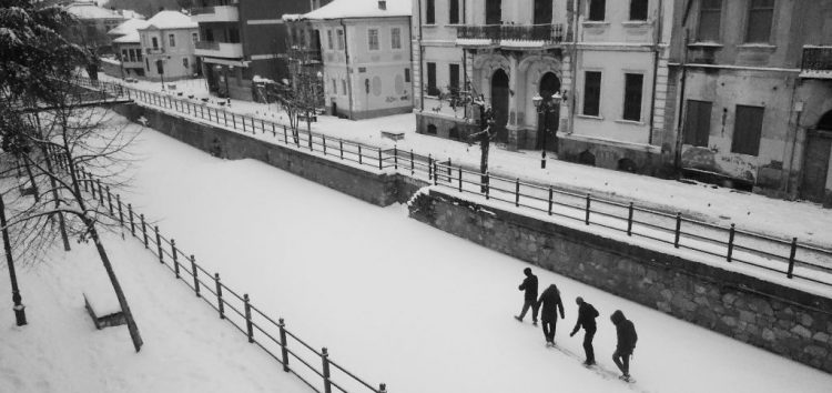 Καθημερινή συνήθεια η βόλτα στον παγωμένο Σακουλέβα (video)