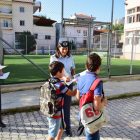 Ενημερωτικά φυλλάδια τροχαίας διανεμήθηκαν σήμερα από τροχονόμους, σε γονείς και μαθητές δημοτικών σχολείων