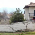 Ανασφαλείς αισθάνονται οι κάτοικοι των Βαλτονέρων από τα ρήγματα που υπάρχουν στο χωριό (video)