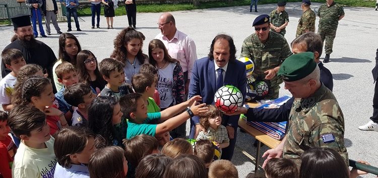 Συμβολικά δώρα από τις Ένοπλες Δυνάμεις στο δημοτικό σχολείο Κέλλης (pics)