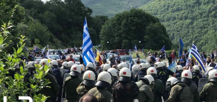 Τεταμένο το κλίμα στις Πρέσπες με χημικά και αντικείμενα (pics, video)