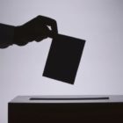 «Τον Ιησού ή τον Βαραββά» (τον Βαραββά, τον Βαραββά…)