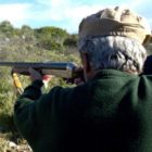 Ατύχημα με κυνηγό: Τον πέρασαν για αγριογούρουνο και τον πυροβόλησαν!
