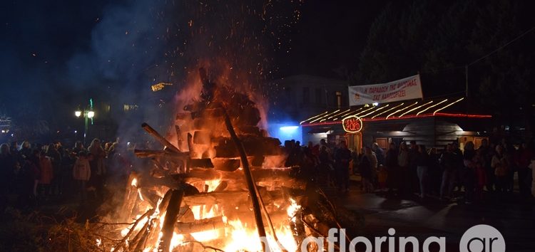 Άναψε και φέτος η μικρή φωτιά της πλατείας Ηρώων (video, pics)