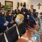 Χριστουγεννιάτικα κάλαντα και ευχές στον Δήμαρχο Φλώρινας (video, pics)