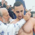 Ο Ματθαίος Παπαδημητρίου, από το Αμμοχώρι, ανέσυρε τον Σταυρό στην παραθαλάσσια πόλη Rosebud της Μελβούρνης (videos, pics)