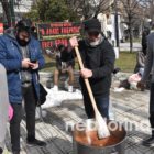Στην πλατεία της Φλώρινας η Κοινωνική Κουζίνα «Ο Άλλος Άνθρωπος» (video, pics)
