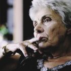 Κική Δημουλά… Τώρα στη Γη του ανθρώπου ξαναγυρίζει…