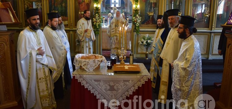 Αρχιερατική Θεία Λειτουργία στην Αγία Τριάδα Δροσοπηγής (pics)