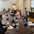 Ο Γιάννης Αντωνιάδης στη σύσκεψη υπό τον πρωθυπουργό Κυριάκο Μητσοτάκη για την πορεία του προγράμματος της μεταλιγνιτικής περιόδου