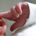 Χρειάζεται να εξετάσω την ακοή στο νεογέννητο μωρό μου;