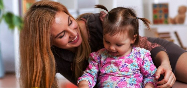 Κυρία αναλαμβάνει τη φύλαξη και φροντίδα μωρών και μεγαλύτερων παιδιών