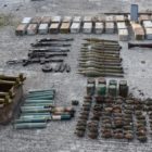 Μεγάλες ποσότητες πολεμικού υλικού βρέθηκαν θαμμένες σε χώρο αποθήκευσης στην Καστοριά (video, pics)