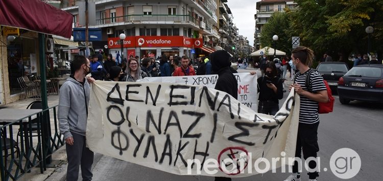 Αντιφασιστική συγκέντρωση στη Φλώρινα την ώρα της απόφασης της Δικαιοσύνης για τη Χρυσή Αυγή (video, pics)