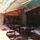Με delivery και take away το καπηλειό “Το Συμπόσιο” (παλιά “Καρχαριάκια”)