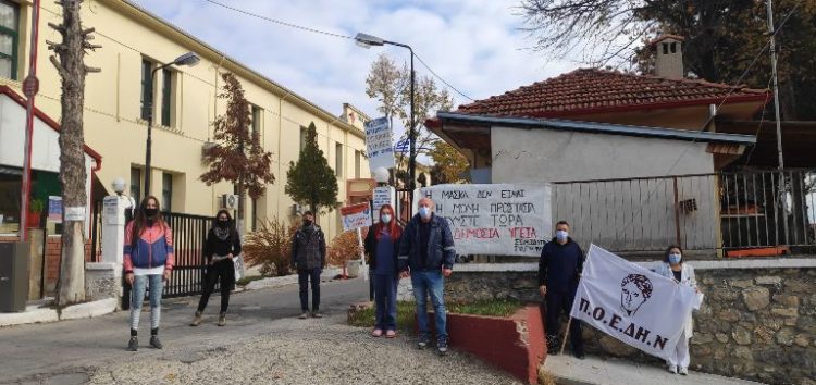 Συμβολική κινητοποίηση του Σωματείου Εμποροϋπαλλήλων και του Συλλόγου Γυναικών Φλώρινας στη πύλη του Νοσοκομείου