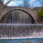 Στην πέτρινη γέφυρα («δέθηκαν» για πάντα)