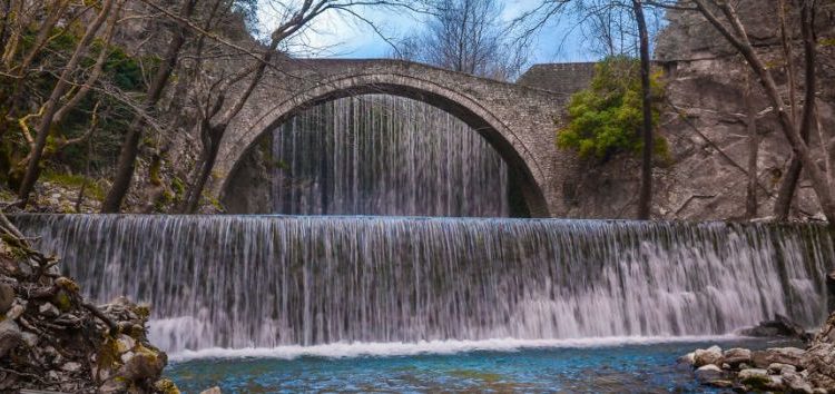 Στην πέτρινη γέφυρα («δέθηκαν» για πάντα)