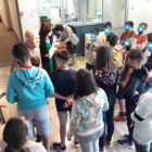 Επίσκεψη μαθητών του 6ου δημοτικού σχολείου Φλώρινας στην Έκθεση Μικρογλυπτών του Γιάννη Καστρίτση «Ο δρόμος προς την θυσία» (pics)