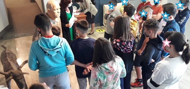Επίσκεψη μαθητών του 6ου δημοτικού σχολείου Φλώρινας στην Έκθεση Μικρογλυπτών του Γιάννη Καστρίτση «Ο δρόμος προς την θυσία» (pics)