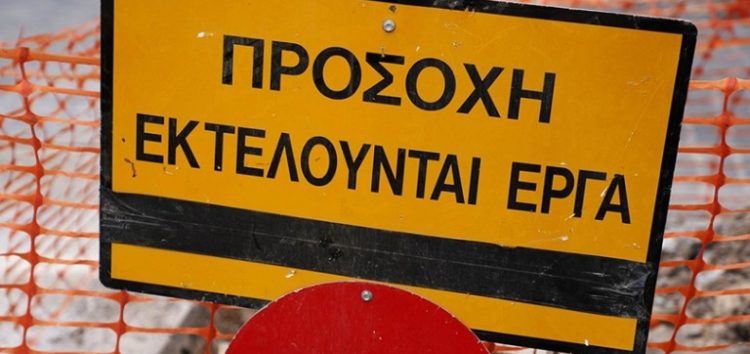 Εργασίες αποκατάστασης των κυβόλιθων στη γέφυρα των δημοτικών σχολείων