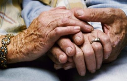 Κυρία αναλαμβάνει τη φροντίδα ηλικιωμένων