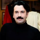 Ο Τάσος Πρωτοψάλτου υπογράφει τα σκηνικά και τα κοστούμια της όπερας Ντον Τζιοβάνι του Μότσαρτ στο ιστορικό θέατρο Απόλλων της Σύρου