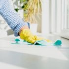 Γυναίκα αναλαμβάνει καθαριότητα σπιτιού