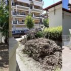 Σκουπιδότοπος σε ακάλυπτο χώρο στο κέντρο της πόλης
