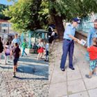 Ενημερωτικά φυλλάδια τροχαίας και σχολικά προγράμματα με σελιδοδείκτες διανεμήθηκαν από αστυνομικούς σε γονείς και μαθητές δημοτικών σχολείων