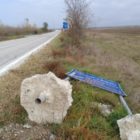 Πεσμένη εδώ και δύο χρόνια ενημερωτική πινακίδα στην Ε.Ο. 3 Φλώρινα – Νίκη