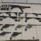 Εκτεταμένη αστυνομική επιχείρηση του Τμήματος Ασφαλείας Φλώρινας – Συνελήφθησαν 14 άτομα και κατασχέθηκαν δεκάδες όπλα, χειροβομβίδες, πυρίτιδα και φυσίγγια (video, pics)