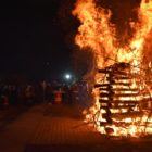 Με την αναβίωση του εθίμου του ανάμματος των Φωτιών συνεχίστηκαν οι Χριστουγεννιάτικες εκδηλώσεις του Δήμου Φλώρινας (video, pics)
