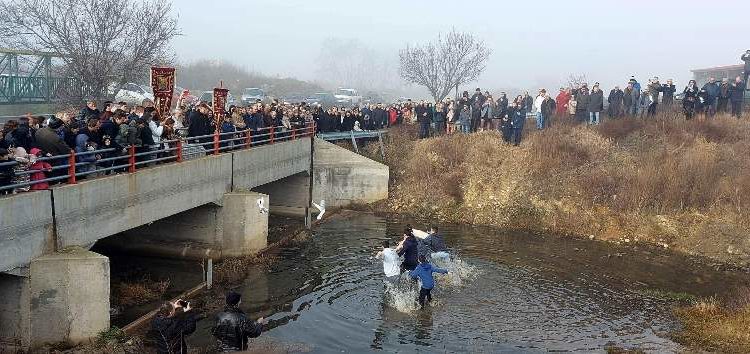 Ο αγιασμός των υδάτων στη Μελίτη (pics)