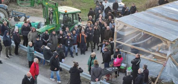 Τι αποφάσισαν οι αγρότες στη σύσκεψη στο μπλόκο του Φιλώτα (pics)