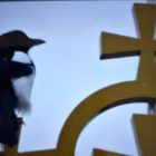 Τί να σκέφτεται άραγε μια καρακάξα καθισμένη στον σταυρό