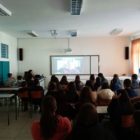 «Αν σκεφτόσουν αλλιώς»: Διαδικτυακό βιωματικό εργαστήριο ενσυναίσθησης στο Γυμνάσιο Αετού