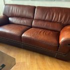 Πωλούνται δύο δερμάτινοι καναπέδες