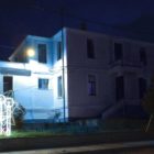 Ο Δήμος Αμυνταίου φωταγώγησε μπλε το εμβληματικό κτίριο του Α’ Δημοτικού, για την Παγκόσμια Ημέρα Ευχής