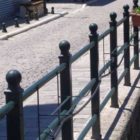 Επισήμανση αναγνώστη για αφαίρεση των ζαρντινιέρων της παραποτάμιας περιοχής του Σακουλέβα και ρίψη τους από αγνώστους εντός του ποταμού