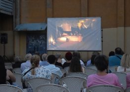 Με την προβολή της θεατρικής παράστασης “Σμύρνη μου αγαπημένη” συνεχίστηκε το “Πολιτιστικό Καλοκαίρι” του Δήμου Φλώρινας