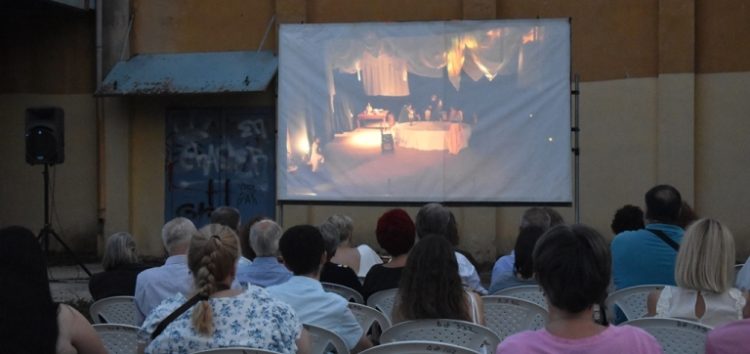Με την προβολή της θεατρικής παράστασης “Σμύρνη μου αγαπημένη” συνεχίστηκε το “Πολιτιστικό Καλοκαίρι” του Δήμου Φλώρινας