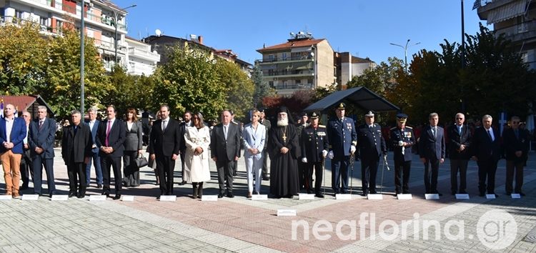 Η επιμνημόσυνη δέηση για την 28η Οκτωβρίου – Προσκλητήριο πεσόντων, κατάθεση στεφάνων και ο εθνικός ύμνος (videos, pics)